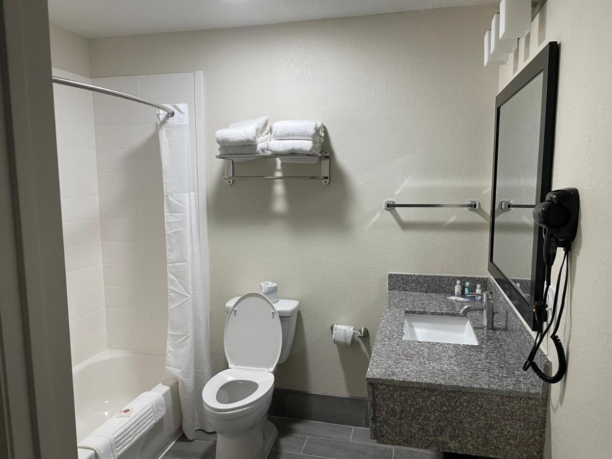 Quality Inn & Suites Spring Lake - Fayetteville Near Fort Bragg Extérieur photo