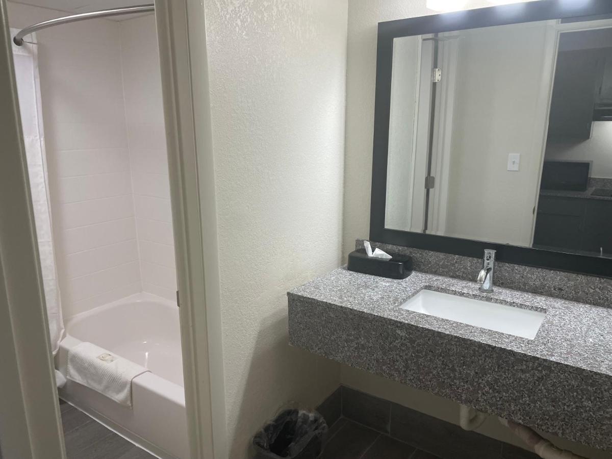 Quality Inn & Suites Spring Lake - Fayetteville Near Fort Bragg Extérieur photo