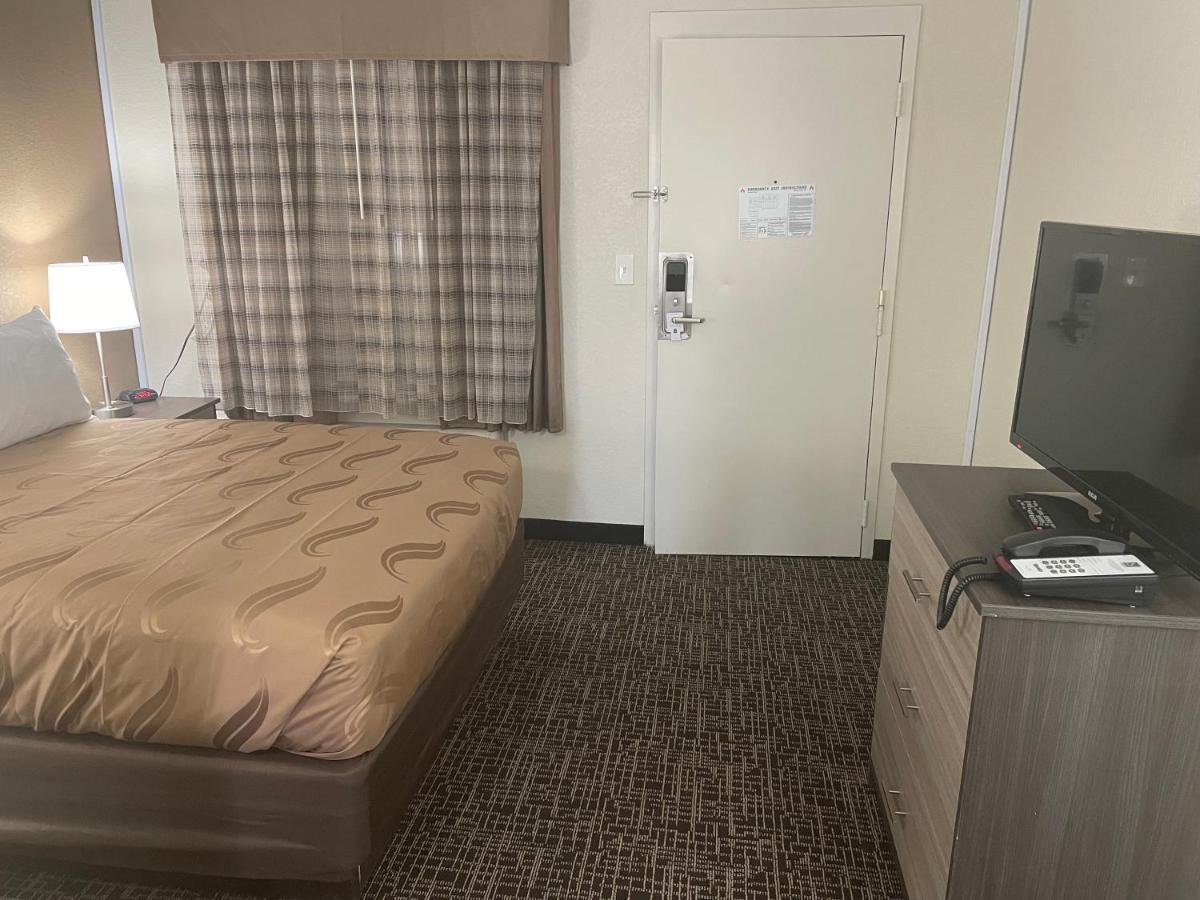 Quality Inn & Suites Spring Lake - Fayetteville Near Fort Bragg Extérieur photo