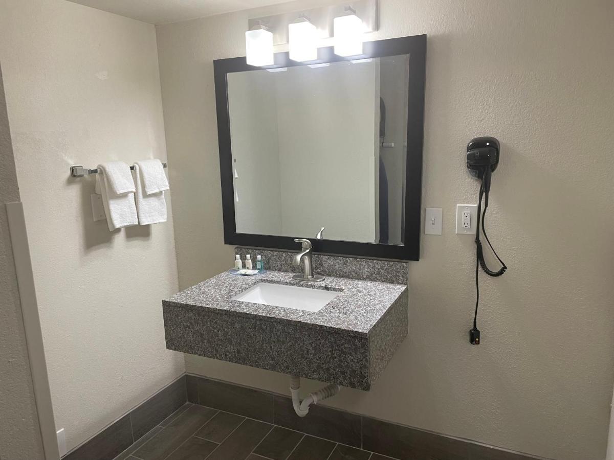 Quality Inn & Suites Spring Lake - Fayetteville Near Fort Bragg Extérieur photo