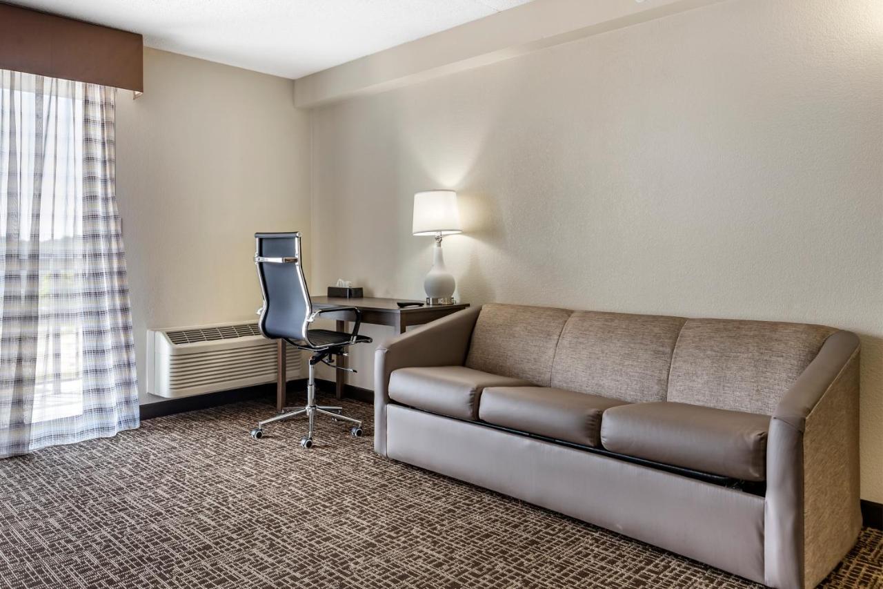 Quality Inn & Suites Spring Lake - Fayetteville Near Fort Bragg Extérieur photo
